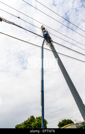 Zwei Männer arbeiten aus einem Aufzug Eimer auf einem Handy oder Handy Turm in Modesto, Kalifornien Stockfoto