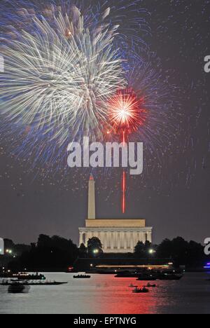 Washington DC, USA 4. Juli 2007 den jährlichen 4. Juli Feuerwerk in Washington DC zu zeigen. wie aus Virginia Ufer des Potomac River unterhalb der Marine Iwo Jima Memorial gesehen. Das Lincoln Memorial ist im Vordergrund mit dem Washington Monument dahinter. Stockfoto