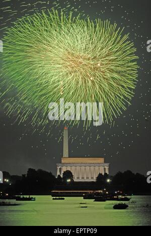 Washington DC. 04.07.2007 der jährlichen 4. Juli Feuerwerk zeigen in Washington DC. wie aus Virginia Ufer des Potomac River unterhalb der Marine Iwo Jima Memorial gesehen. Das Lincoln Memorial ist im Vordergrund mit dem Washington Monument dahinter. Stockfoto