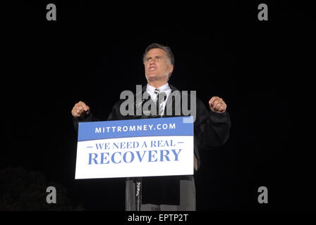Leesburg, Virginia, USA, 17. Oktober 2012 republikanische Kandidat Mitt Romney (ehemalige Messe Gov) zu den mehr als spricht 5000 Fans bei Kampagne rally in Leesburg, VA. Bildnachweis: Mark Reinstein Stockfoto