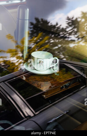 Rolls Royce-Tasse und Untertasse auf einem Tablett Nussbaum im hinteren Teil einer Rolls Royce Limousine Stockfoto