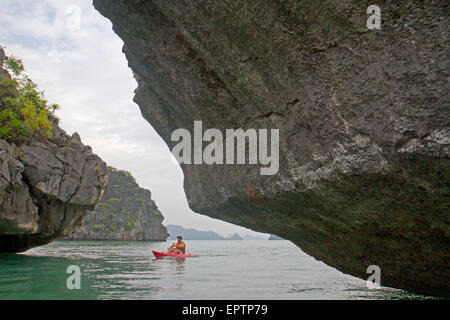 Kajakfahren in der Halong Bay Stockfoto