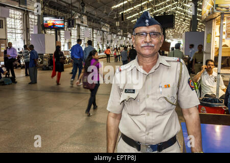 Mumbai Indien, Churchgate Railway Station, Western Line, Zug, Männer männlich, Angestellte Arbeiter, die Personal arbeiten, uniform, Sicherheitsdienst, Plattform, India150 Stockfoto