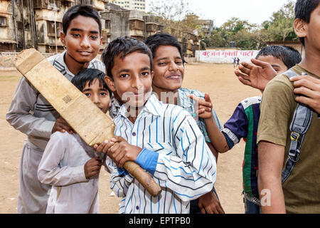 Mumbai Indien, Indischer Asiatisch, Dharavi, Shahu Nagar Road, Slum, Dirt Lot, Cricket Feld Pitch, männliche Jungen Jungen Jungen Jungen Jungen Kind Kinder Kinder, Freunde, spielen, BA Stockfoto