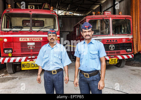 Mumbai Indien, Dharavi, Shahu Nagar Road, Slum, Feuerwehr, Garage, Feuerwehrmann, Feuerwehrmann, Uniform, Männer männlich, Angestellte Arbeiter, Angestellte, Angestellte, Tata, vehi Stockfoto