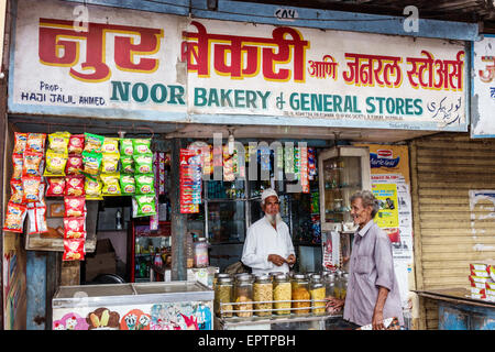 Mumbai Indien, Dharavi, Shahu Nagar Road, Kleinunternehmen, Männer männlich, muslimisch, Eigentümer, Bäckerei, Laden, Hindi Englisch, Schild, Bequemlichkeit, Indien 150228041 Stockfoto