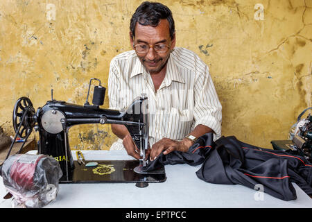 Mumbai Indien, Dharavi, 60 Fuß Straße, Mann Männer männlich, Schneider, Seeleute, Nähmaschine, arbeiten, Indien150228045 Stockfoto