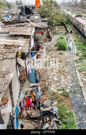 Mumbai Indien, Dharavi, Kumbhar Wada, Slum, Shanties, hohe Bevölkerungsdichte, Armut, niedriges Einkommen, arm, Bewohner, männliche Jungen Jungen Kinder Freunde, Indien 150 Stockfoto