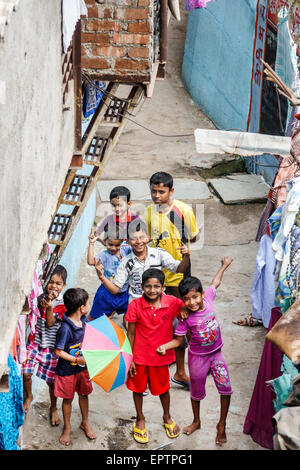 Mumbai Indien, Dharavi, Kumbhar Wada, Slum, Shanties, hohe Bevölkerungsdichte, Armut, niedriges Einkommen, arm, Bewohner, männlicher Junge Jungen Kinder Freunde, Hindu, bi Stockfoto