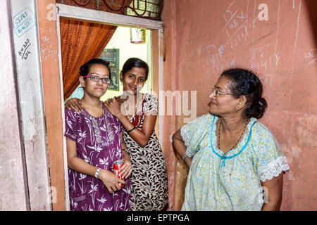 Mumbai Indien, Indisch-Asiatisch, Dharavi, Kumbhar Wada, Slum, hohe Bevölkerungsdichte, Armut, niedriges Einkommen, arm, Bewohner, Erwachsene Erwachsene Frau Frauen weibliche Dame, nei Stockfoto