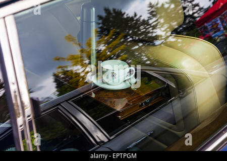 Rolls Royce-Tasse und Untertasse auf einem Tablett Nussbaum im hinteren Teil ein Rolls-Royce-Limousinen Stockfoto