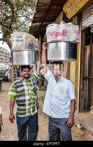 Mumbai Indien, Dharavi, 60 Fuß Straße, Slum, niedriges Einkommen, arm, Armut, Männer männlich, Angestellte Arbeiter arbeiten Personal, Ausgleich auf Kopf, Last, Topf, Indien 1502 Stockfoto