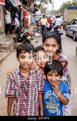 Mumbai Indien, Dharavi, niedriges Einkommen, arm, Armut, 60 Fuß Straße, Slum, männlicher Junge Jungen Kinder Mädchen Mädchen, weiblicher Youngster, Freunde, Hindu, Bindi, Indien150228 Stockfoto