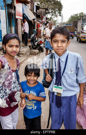 Mumbai Indien, Indischer Asiatisch, Dharavi, 60 Fuß Straße, Slum, niedriges Einkommen, arm, Armut, männlicher Junge Jungen Junge Junge Junge Kinder Kinder Kind Kinder, Mädchen Mädchen, weiblicher Youngster Stockfoto