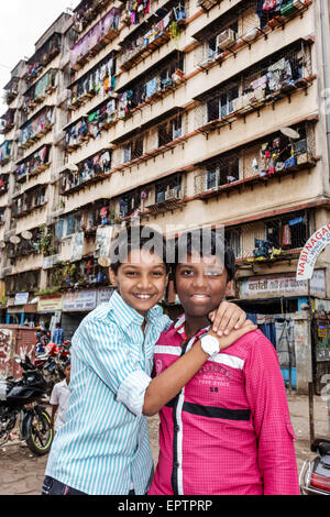 Mumbai Indien, Dharavi, 60 Fuß Straße, Slum, arm, niedriges Einkommen, arm, Armut, männlicher Junge Jungen Kinder Freunde, Hochhaus, Wohngebäude, hängende Wäsche Stockfoto