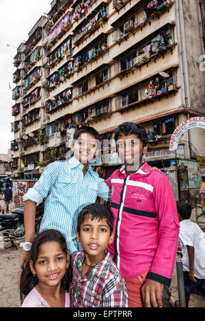 Mumbai Indien, Indischer Asiatisch, Dharavi, 60 Fuß Straße, Slum, arm, niedriges Einkommen, arm, Armut, männlicher Junge Jungen Junge Junge Junge Kinder Kinder Kind Kinder, Freunde, Hochhaus, resi Stockfoto