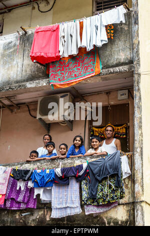 Mumbai Indien, Dharavi, Shahu Nagar Road, Slum, niedriges Einkommen, arm, Armut, Eigentumswohnungen Wohnapartments Gebäude Gehäuse, hängenden lau Stockfoto
