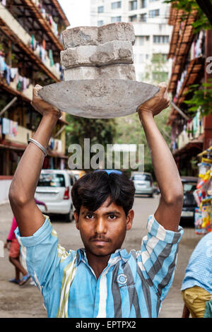 Mumbai Indien, Dharavi, Shahu Nagar Road, Slum, niedriges Einkommen, arm, Armut, Männer männlich, arbeitend, tragend, Betonblöcke, Indien150228098 Stockfoto