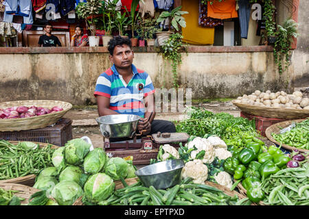 Mumbai Indien, Dharavi, Shahu Nagar Road, Slum, niedriges Einkommen, arm, Armut, Männer männlich, arbeitend, producestall, Stände, Stand, Stände, Verkäufer, Verkäufer, Händler, Marke Stockfoto