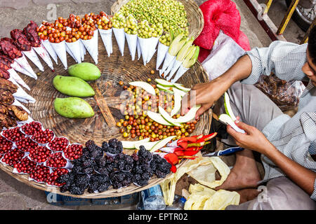 Mumbai Indien, Mahalaxmi, Mahalakshmi Nagar, K K Road, Sidewalkstall, Stände, Stand, Stände, Verkäufer, Verkäufer, Händler, Markt, Marktplatz, Mann Männer männlich, Korb, fru Stockfoto