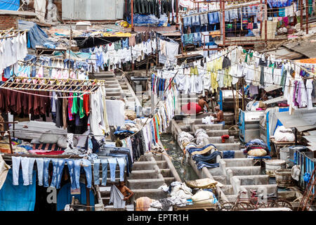 Mumbai Indien, Mahalaxmi, Mahalakshmi Nagar, Dhobi Ghat Dhobighat hängende Wäsche, Outdoor Kleidung Kleidung Bettwäsche, Beton Waschstifte Waschmaschinen Handwäsche Stockfoto