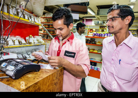 Mumbai Indien, Indisch-Asiatisch, Churchgate, Suryodaya, Lebensmittelgeschäft, Supermarkt, Erwachsene Erwachsene Männer Männer männlich, Server Mitarbeiter Mitarbeiter Arbeiter Arbeiter arbeiten j Stockfoto