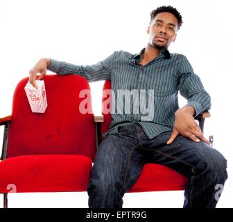 Attraktive afro-amerikanischer Mann posiert in einem Studio auf einem Hintergrund isoliert Stockfoto