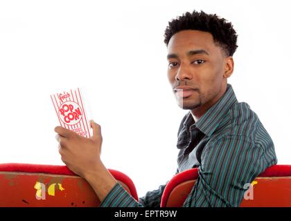 Attraktive afro-amerikanischer Mann posiert in einem Studio auf einem Hintergrund isoliert Stockfoto