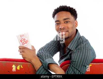 Attraktive afro-amerikanischer Mann posiert in einem Studio auf einem Hintergrund isoliert Stockfoto