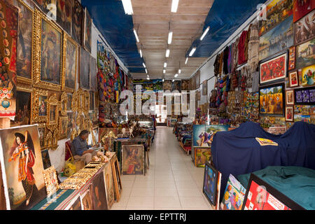 Shop-Betreiber lesen Zeitung in einem Souvenirshop, Peru Stockfoto