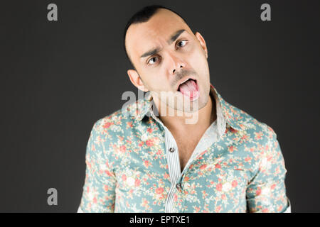 Modell im Studio auf einfachen grauen Hintergrund isoliert Stockfoto