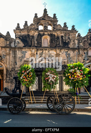 Ansicht der Iglesia De La Merced mit Pferd gezeichnet Beerdigung Wagen mit Blumen Stockfoto