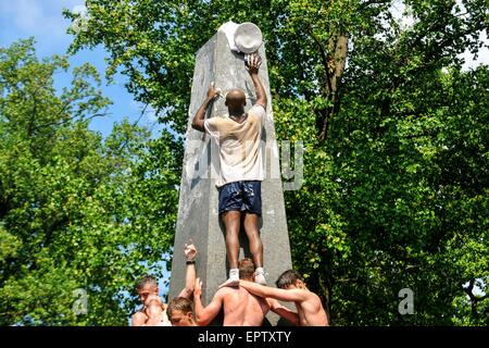 Annapolis, Maryland, USA. 20. Mai 2015. US Naval Academy Erstsemester bekannt als Plebes, Klettern die Herndon-Denkmal, eine Tradition, die als Symbol für den erfolgreichen Abschluss der Midshipmen Neulingjahr 20. Mai 2015 in Annapolis, Maryland. Die Plebes-No-More-Zeremonie beinhaltet arbeiten zusammen, um das gefettete Denkmal zu klettern und ersetzen einen Plebs Dixie-Cup Hut an der Spitze mit einer Kombination. Dies ist das offizielle Ende des Jahres Plebs. Stockfoto