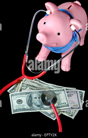 Sparschwein mit medizinische Stethoskop auf einen Haufen amerikanischen Geld auf schwarz. Stockfoto