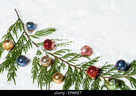 Bunte Gruppe von Weihnachtskugeln im Schnee Stockfoto