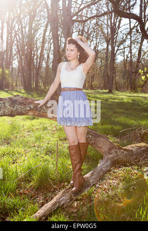 Schöne junge Frau, die die Frühling Sonne im Freien zu genießen Stockfoto