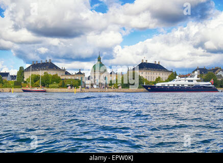 Der Blick von den Haupthafen auf Amalienborg und Larsens Plads in Kopenhagen, Dänemark. Stockfoto