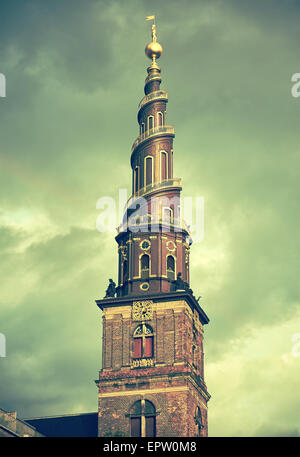 Der Turm der Kirche von unseres Erlösers in Kopenhagen, Dänemark. Es ist berühmt für seine Korkenzieher Form mit einem externen gewundenen s Stockfoto