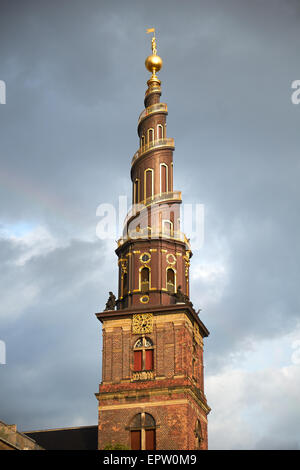 Der Turm der Kirche von unseres Erlösers in Kopenhagen, Dänemark. Es ist berühmt für seine Korkenzieher Form mit einem externen gewundenen s Stockfoto