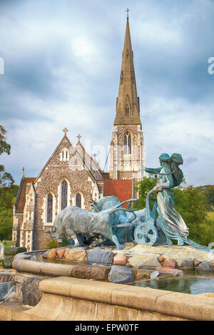 Gefion-Brunnen vor dem St. Alban ist Kirche (oder die englische Kirche) in Kopenhagen, Dänemark. Stockfoto