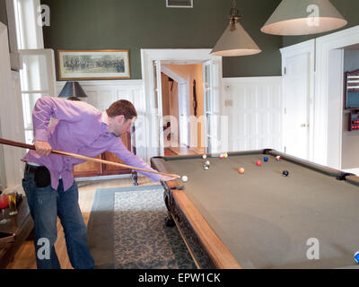 Junger Mann, Billard spielen Stockfoto