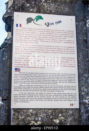 Plaque, montiert auf Seitenwand der Eglise (Kirche) in der historischen d-Day-Invasion des zweiten Weltkriegs Dorf von Saint Marie Du Mont. Stockfoto