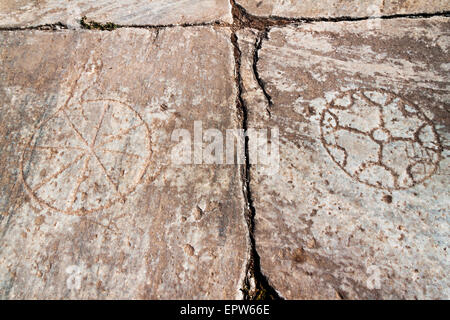 Alte Symbole in Stein gemeißelt Stockfoto