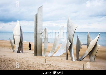 Die imposante Metall Skulptur namens Les Braves am Omaha Beach in der Normandie, Frankreich. Dies ist ein Denkmal für die Toten von Welt W Stockfoto