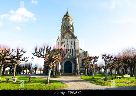 Die Eglise (Kirche) in der historischen d-Day-Invasion des zweiten Weltkriegs Dorf von Saint Marie Du Mont in der Normandie, Frankreich. Stockfoto