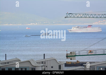 Gibraltar sah 21. Mai 2015 - die Ankunft der eine scharfsinnige Klasse nuklearen u-Boot in der Bucht von Gibraltar heute eine klare militärische manövriert die jetzt anerkannt wird als eine Behauptung von Soverignty über Gibraltar Gewässer. Der Astute-Klasse u-Boot bei der Einfahrt in die Bucht in Richtung des Umfangs der britischen territorialen Gewässer, eskortiert von Patrouillenbooten und navigiert man durch die Bucht Süd nach Nord am äußersten Rand der Hoheitsgewässer umgrenzenden neben spanischen Gewässern vor Süden drehen und Eingabe des naval Basis über die südlichen Mole. Bildnachweis: Stephen Ignacio/Alamy Live-Nachrichten Stockfoto