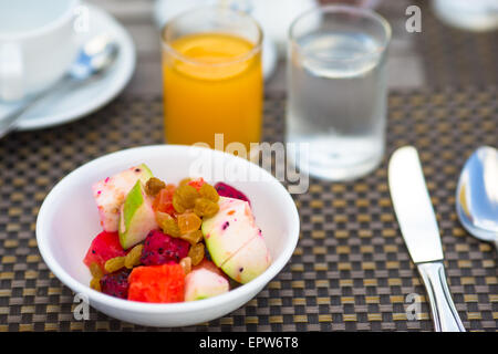 Gesundes Frühstück am Tisch Closeup im Café im freien Stockfoto