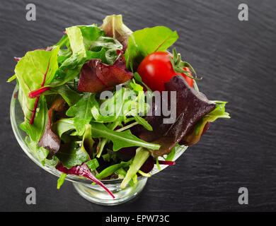 Frischer grüner Salat mit Rucola, Spinat und Salat Stockfoto