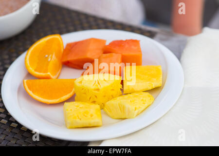 Gesundes Frühstück am Tisch Closeup im Café im freien Stockfoto