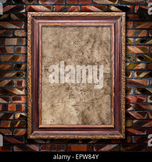 alte Bilderrahmen mit gerissenen Leinwand auf eine Mauer Stockfoto
